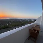 Ena Santorini Pýrgos