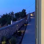 Ena Santorini Pýrgos