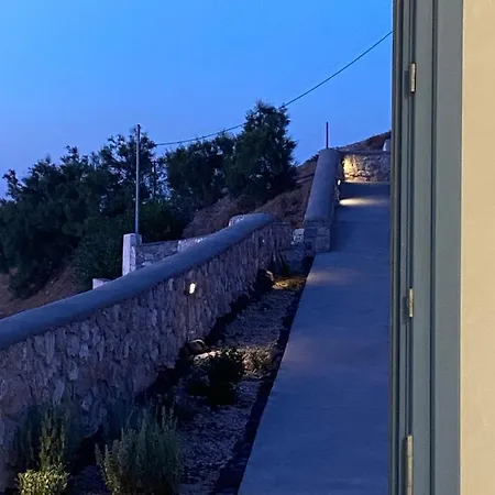 Ena Santorini Pýrgos