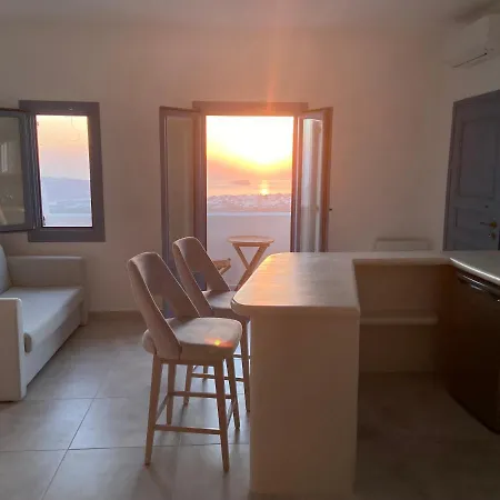Ena Santorini Pýrgos