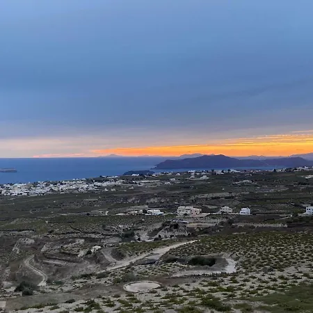 Ena Santorini Pýrgos