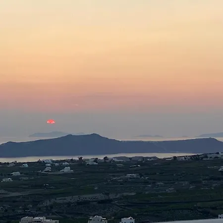 Ena Santorini Pýrgos